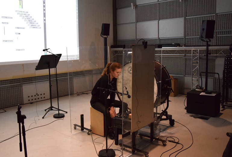 Adélaïde Ferrière interprète de l’esquisse du projet final de Julie Zhu…, à l’Ircam, en studio  © Ircam - Centre Pompidou, photo : Murielle Ducas